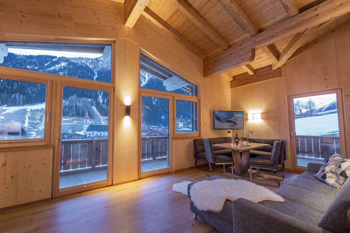Wohnbereich der Alpenprinzessin mit Fichtenholz-Wand und regionalem Stein in der Küche