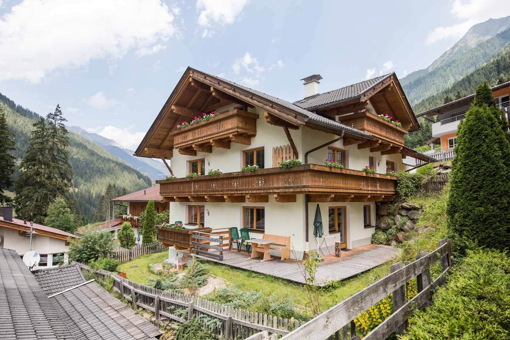 Außenansicht Haus Alpenkönig in Neugasteig, Neustift im Stubaital, mit Holzfassade und Bergblick