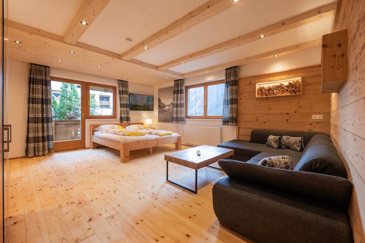 haus-alpenkoenig-morgentau-schlafzimmer-couch-zirbenholz