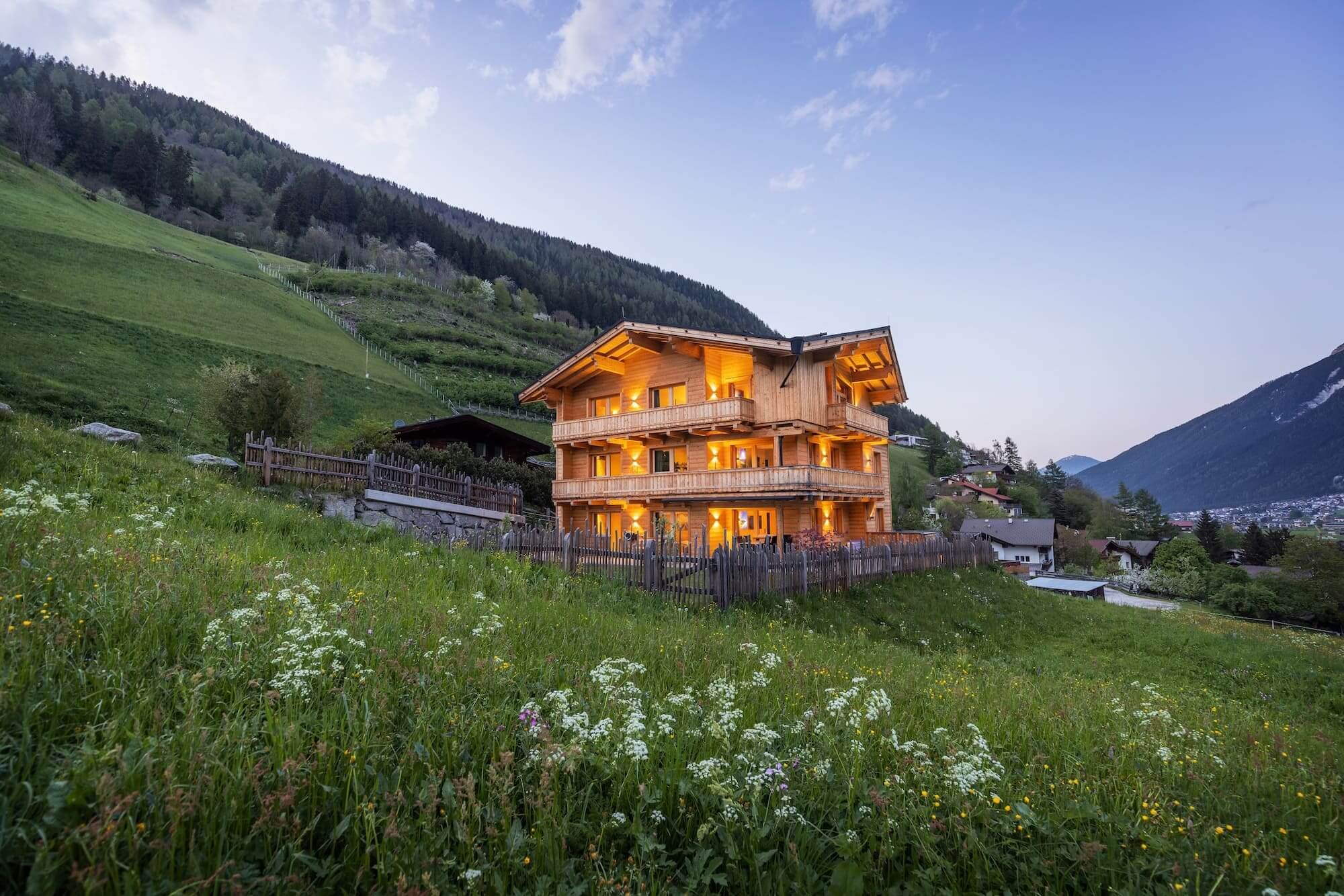 haus-alpenprinzessin-aussen-fruehling-abend-blumenwiese