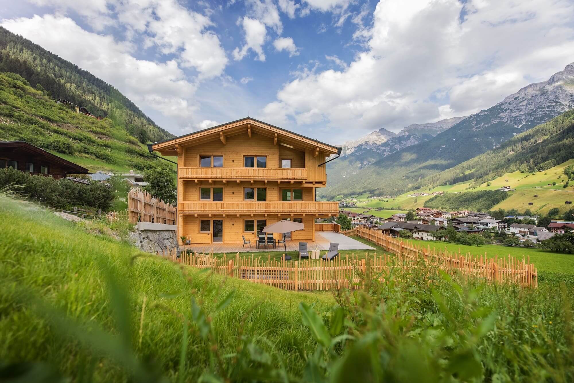 haus-alpenprinzessin-aussen-neustift-stubaital-sommer-talblick