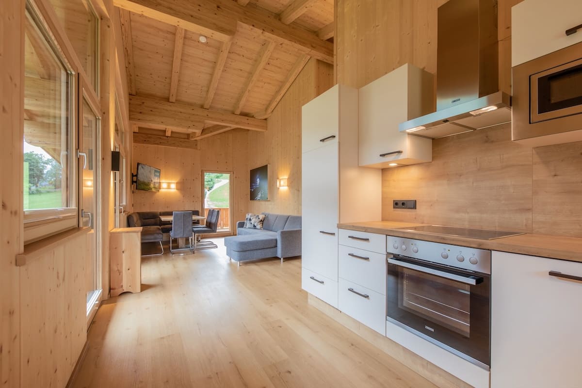 haus-alpenprinzessin-lichtzauber-kueche-blick-zum-wohnzimmer