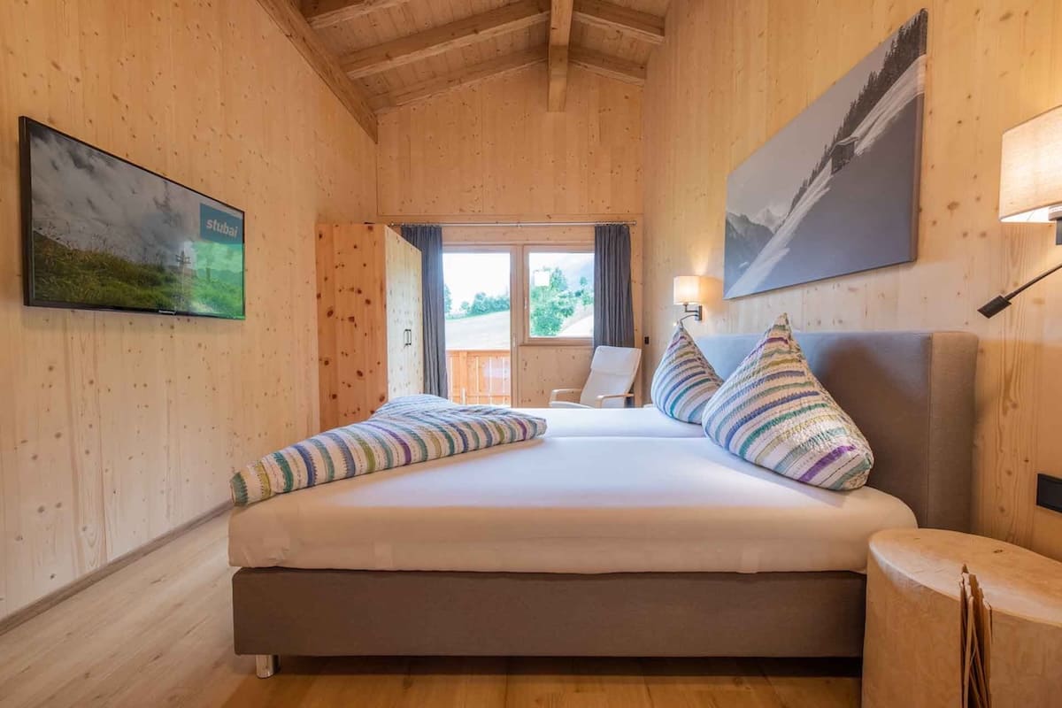 haus-alpenprinzessin-lichtzauber-schlafzimmer-balkon-bergblick