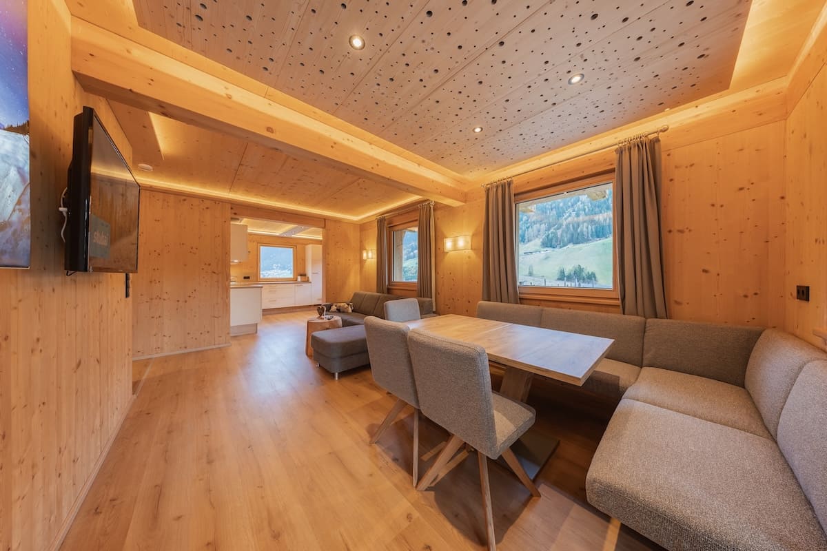 haus-alpenprinzessin-sonnentanz-wohn-essbereich-zirbenholz