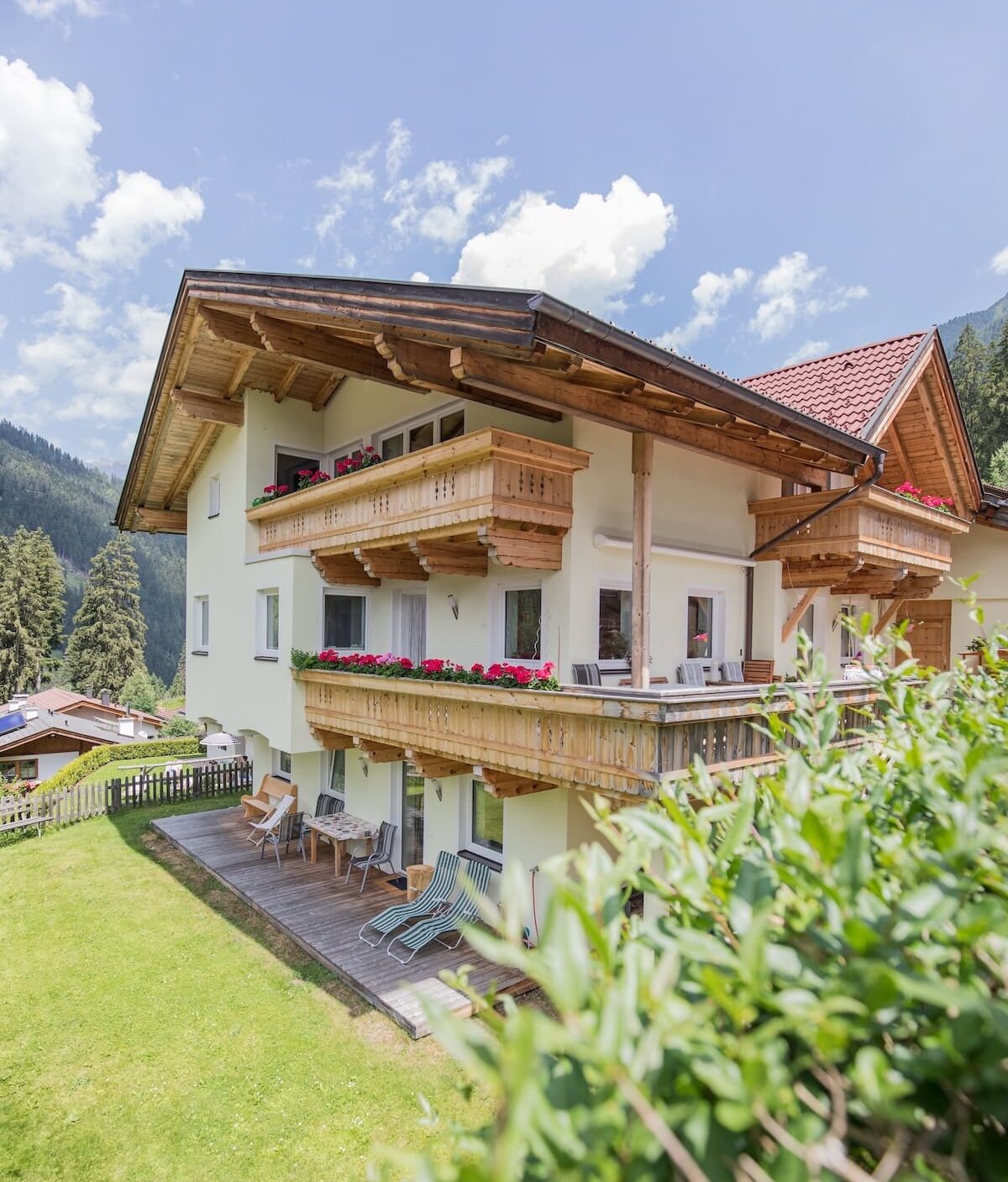 Ferienlodge Alpenkönigin in Neustift mit Blick zum Stubaier Gletscher und Holzbalkonen